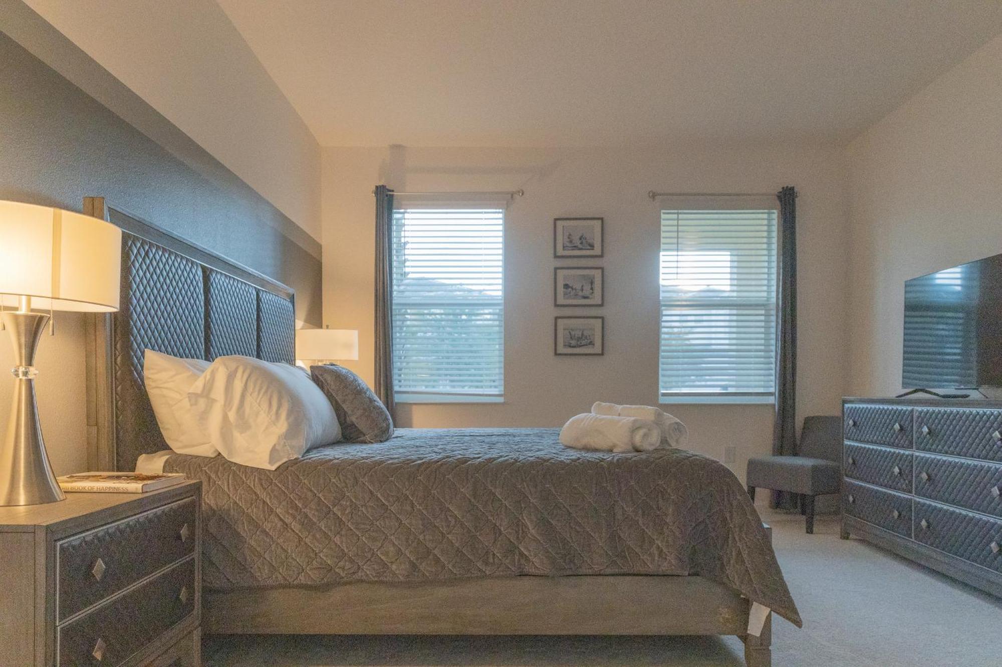 Waterfront Brand New Modern Luxury 8 Bedroom Pool House! Sleeps 16 Kissimmee Ngoại thất bức ảnh