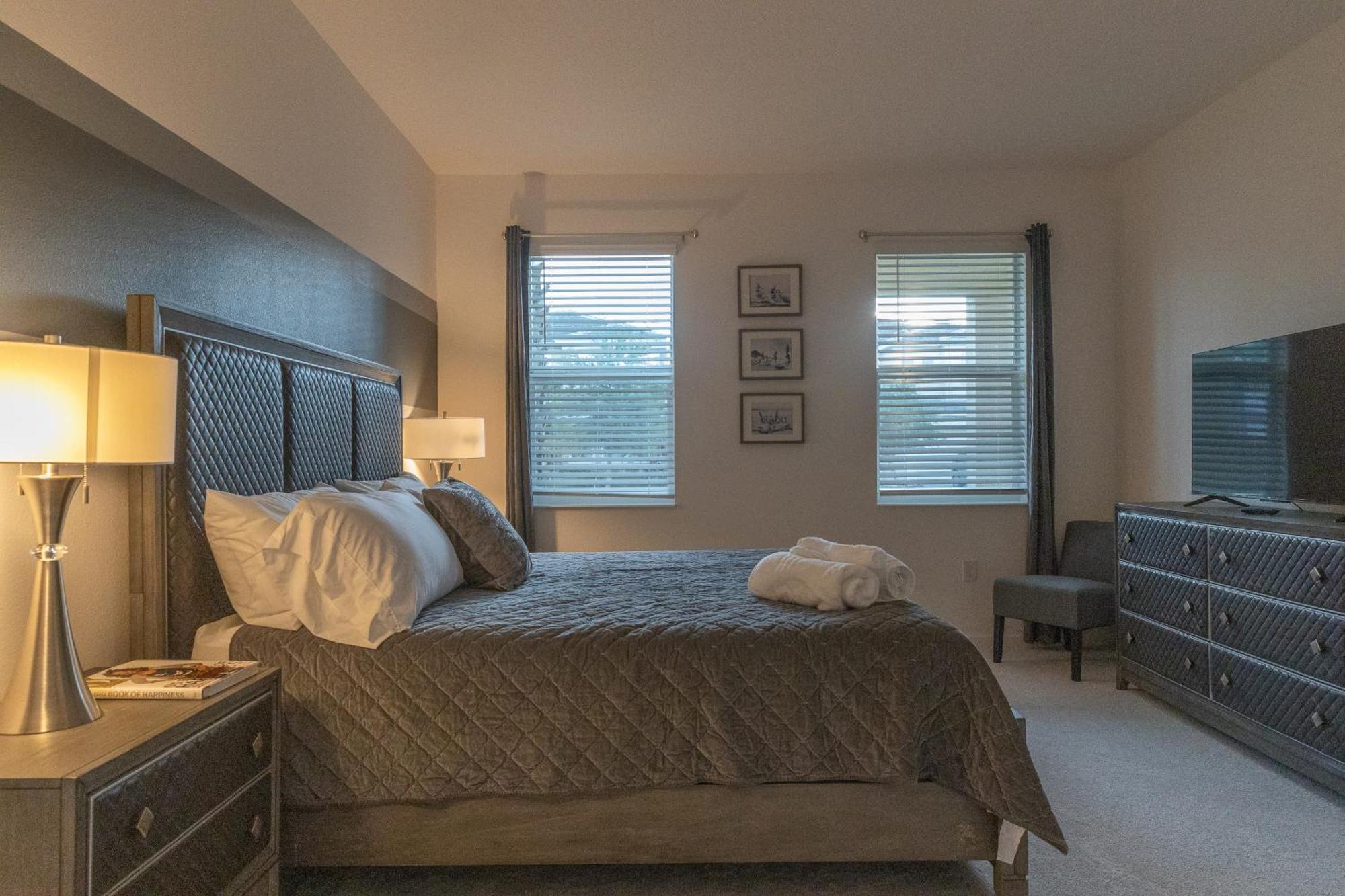 Waterfront Brand New Modern Luxury 8 Bedroom Pool House! Sleeps 16 Kissimmee Ngoại thất bức ảnh